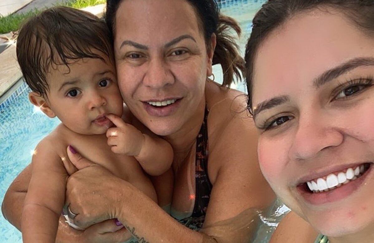 Marília Mendonça dá uma escapada para ir à piscina com a mãe: ''Depois de 4  meses de Léo