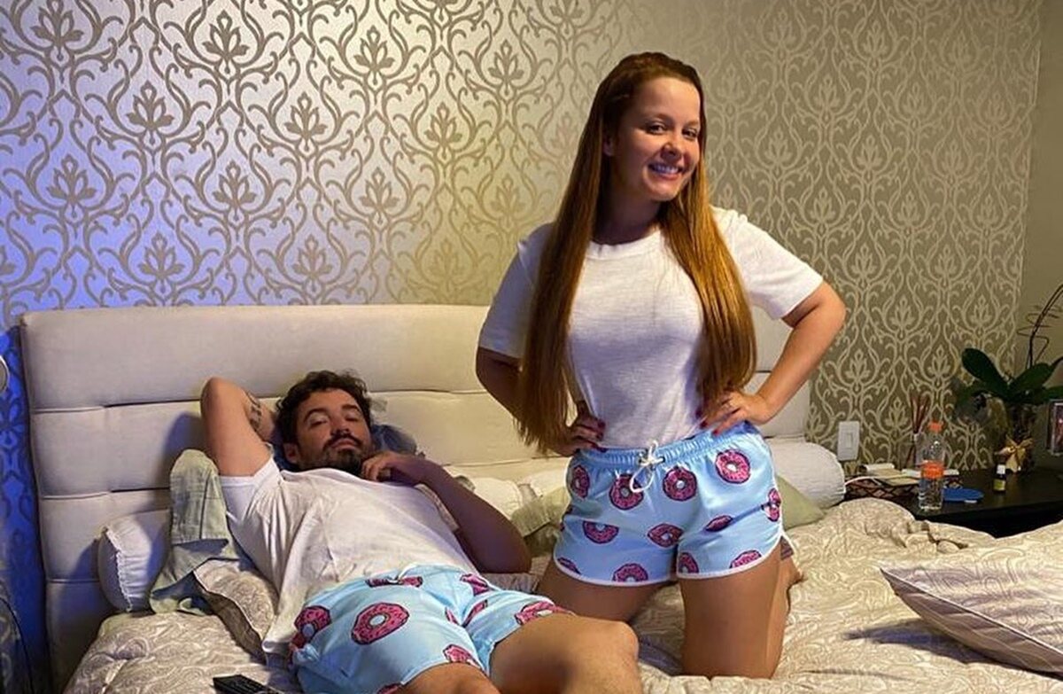 Fernando Zor surge de pijama Maiara e brinca Quem falar que é