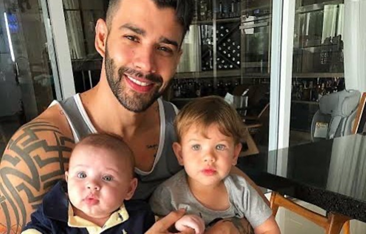 Gusttavo Lima mostra os filhos tomando mamadeira em sofá enorme e afirma Riquezas da minha