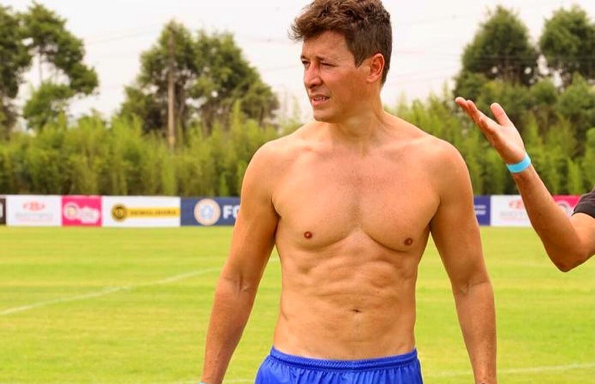 Aos 47 anos, Rodrigo Faro mostra físico de atleta em jogo de futebol solidário F5 NOTICIA